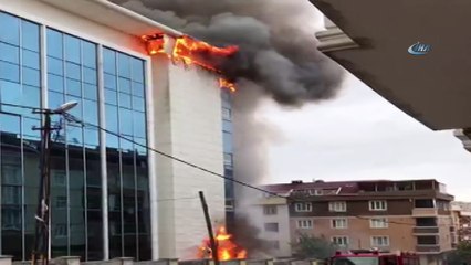 Sultangazi'de bulunan huzurevinde çıkan yangın ilk anları kamerada
