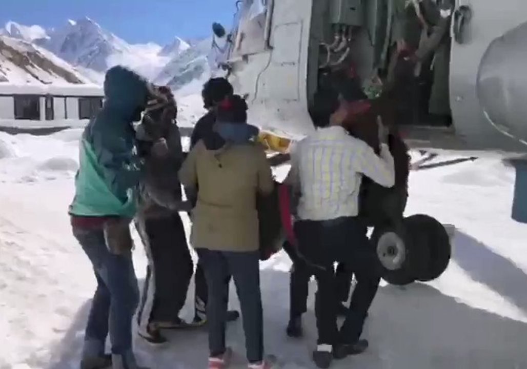Tourists Among Dozens Airlifted to Safety From Snowbound Indian Mountain