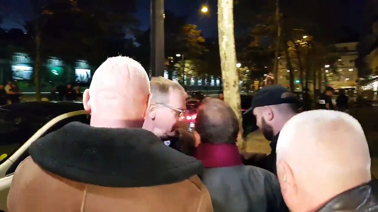 Eric Zemmour sort de sa séance de dédicace protégé par gardes du corps et policiers