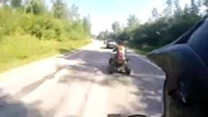 Il percute une voiture venant de face avec son quad