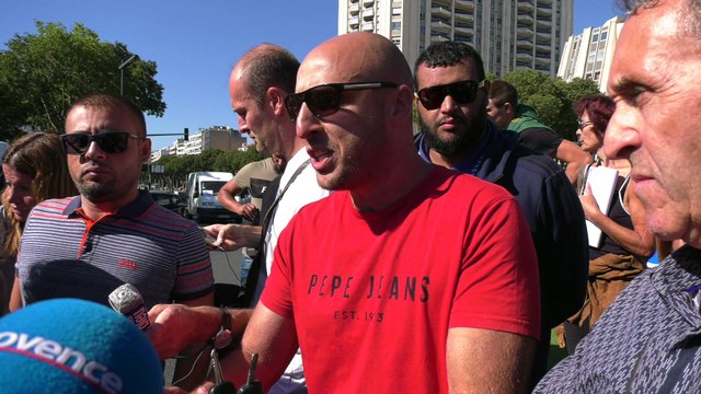 Les forains bloquent le rond-point de la Foire de Marseille