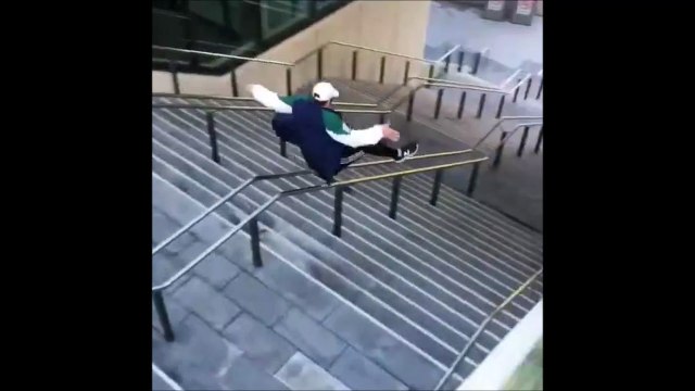 Regardez comment il descend les escaliers... Fou