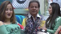 Bigg Boss 12: Anup Jalota FLIRTS with Roshmi Banik & Kriti Varma | FilmiBeat