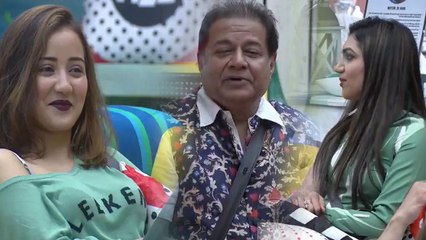 Bigg Boss 12: Anup Jalota FLIRTS with Roshmi Banik & Kriti Varma | FilmiBeat