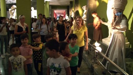 Heykeller bir anda canlandı...Hem korktular, hem de büyük bir ilgiyle izlediler