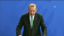Erdoğan: 'Ülkemiz diğer alanlarda olduğu gibi ekonomi alanında gelebilecek tehditlere karşı hazırlıklı ve bunları bertaraf edebilecek güçtedir' - BERLİN