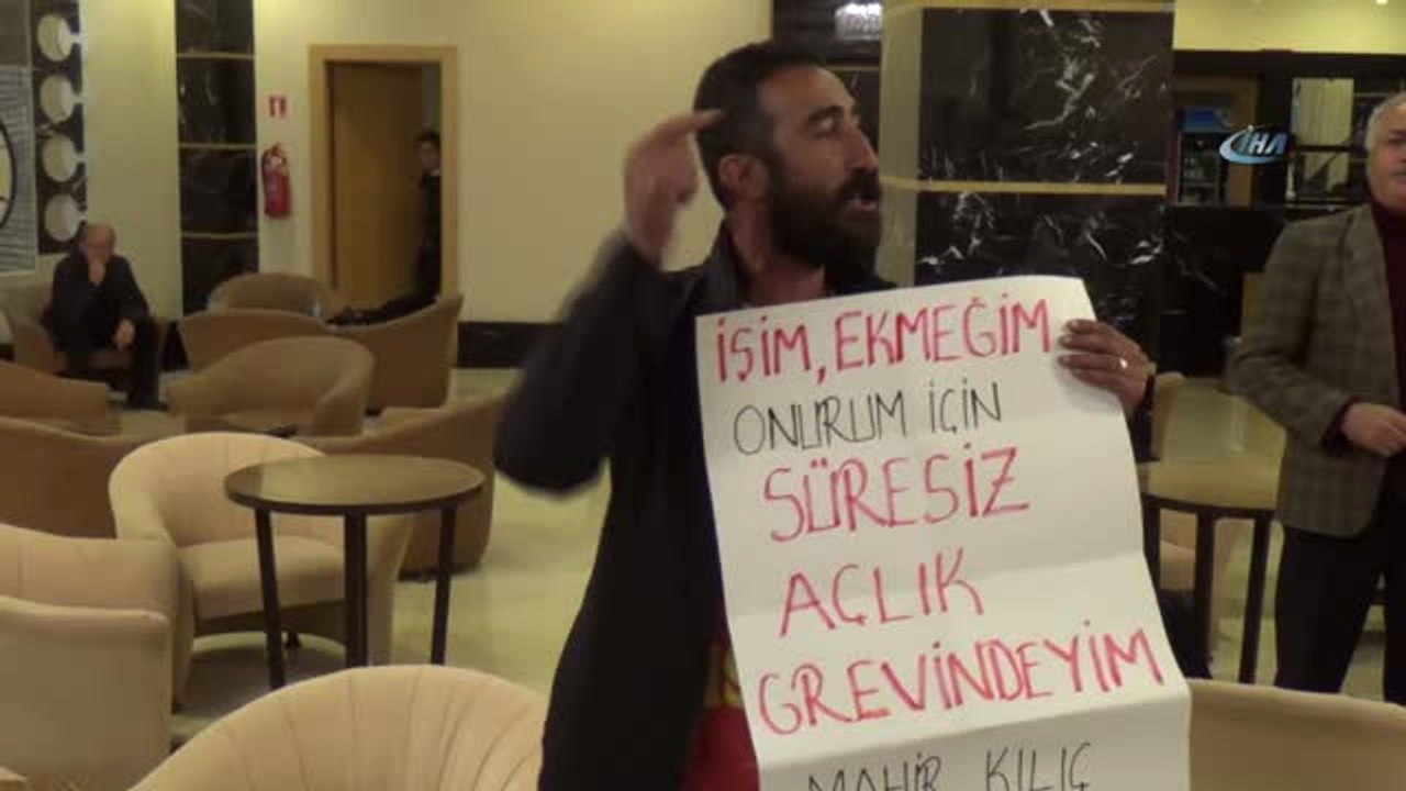İzmir Büyükşehir Belediyesi'nde İşten Atılan İşçi CHP'lilerin Toplantı Yaptığı Otelde Eylem Yaptı