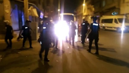 Silahlı kavgada mahallelinin yabancı uyruklu kişilerin iş yerine saldırı anı kamerada