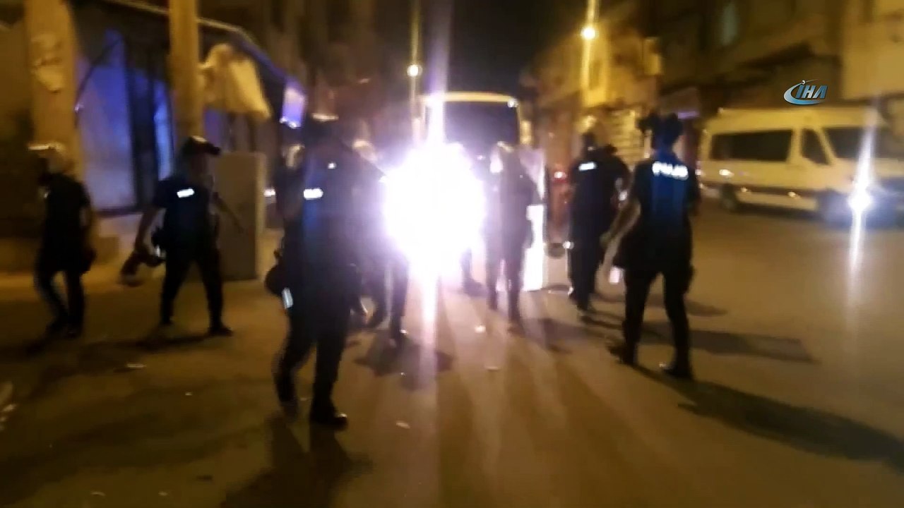 Silahlı kavgada mahallelinin yabancı uyruklu kişilerin iş yerine saldırı anı kamerada