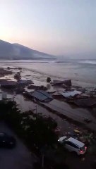 EN DIRECT - Indonésie : L'île des Célèbes frappée par un tsunami après un fort séisme de magnitude 7,5