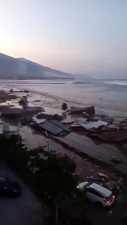 EN DIRECT - Indonésie : L'île des Célèbes frappée par un tsunami après un fort séisme de magnitude 7,5