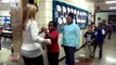Une institutrice réalise des handhakes avec tous ses élèves
