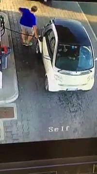 Quand une conductrice arrive à la pompe à essence en envoyant des textos