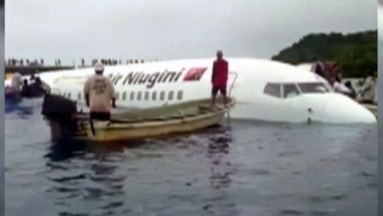 [영상] 바다에 불시착한 여객기...고깃배들이 탑승자 구조 / YTN