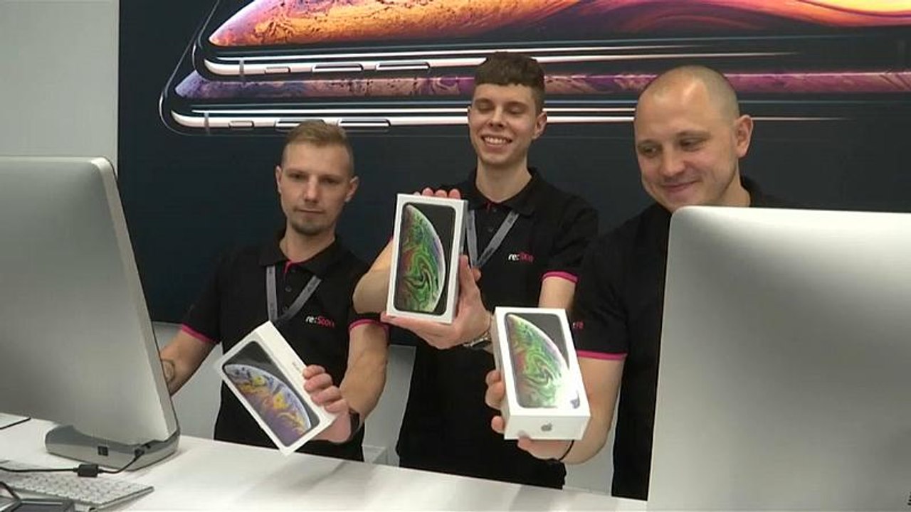 Mosca: un posto in fila per la vendita del nuovo iPhone costa migliaia di euro