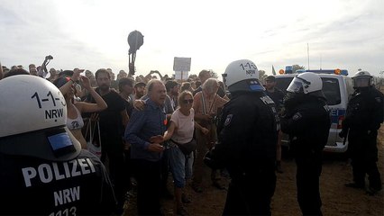 Télécharger la video: Ativistas vivem em cima das árvores em protesto contra carvão