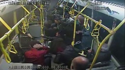 Mecidiyeköy'de köprünün ayağına çarpan otobüsün kaza anı kamerada