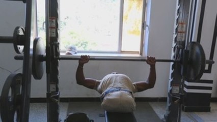 Yemení que perdió sus piernas entrena para representar a su país en competiciones