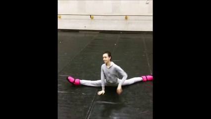 L'échauffement de cette danseuse de ballet est dingue...