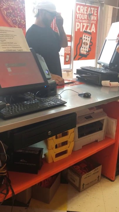 Il dévalise une pizzeria sous les yeux des employés qui filment sans bouger