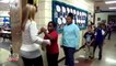 Cette institutrice fait des handhakes avec tous ses élèves