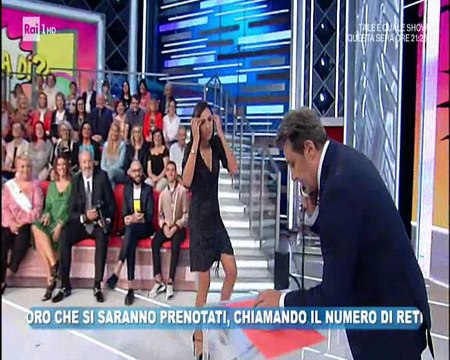 Flavio Insinna, ospite del programma Vieni da me su Rai 1, conduce il gioco telefonico A casa di? - 28/09/2018