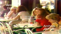 Gente charlando y sentada en cafeteria de Buenos Aires 1985