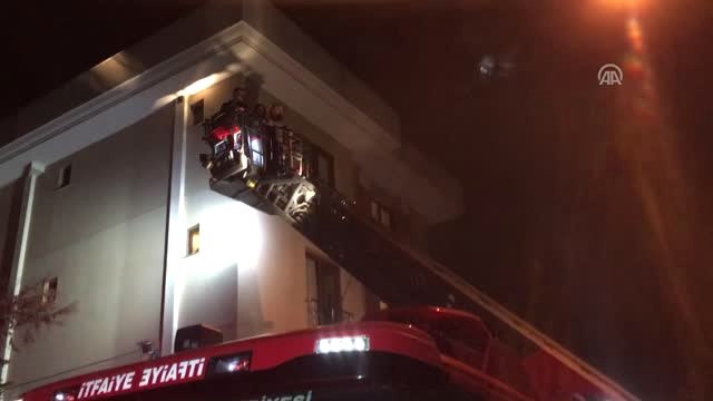 Yangında Mahsur Kalanların İmdadına İtfaiye Yetişti