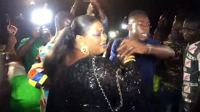 Insolite ! Une gambienne en larmes apès l’annulation du Grand Sabar de Pape Diouf