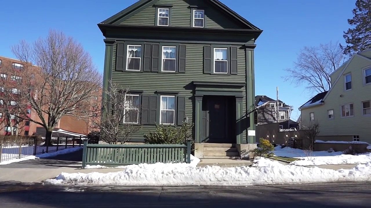 A Night in the Lizzie Borden Murder House - Ouija Board Communication