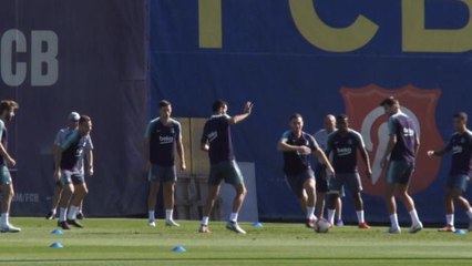 Busquets nutmegs Vermaelen in Barca training