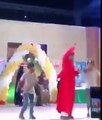 فيديو: امرأة تحتضن مطرب إماراتى على المسرح