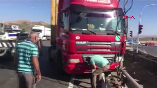 Gaziantep Refüje Çarpan Tır Sürücüsü Yaralandı