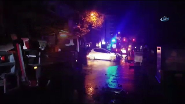 Caddebostan'da Akılalmaz Kaza, Ağaca Çarpan Otomobilin Motoru Yerinden Fırladı