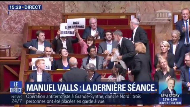 Des députés France Insoumise sortent des affiches Bon débarras pour le départ de Manuel Valls