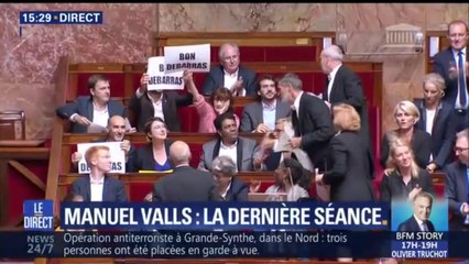 Des députés France Insoumise sortent des affiches "Bon débarras" pour le départ de Manuel Valls
