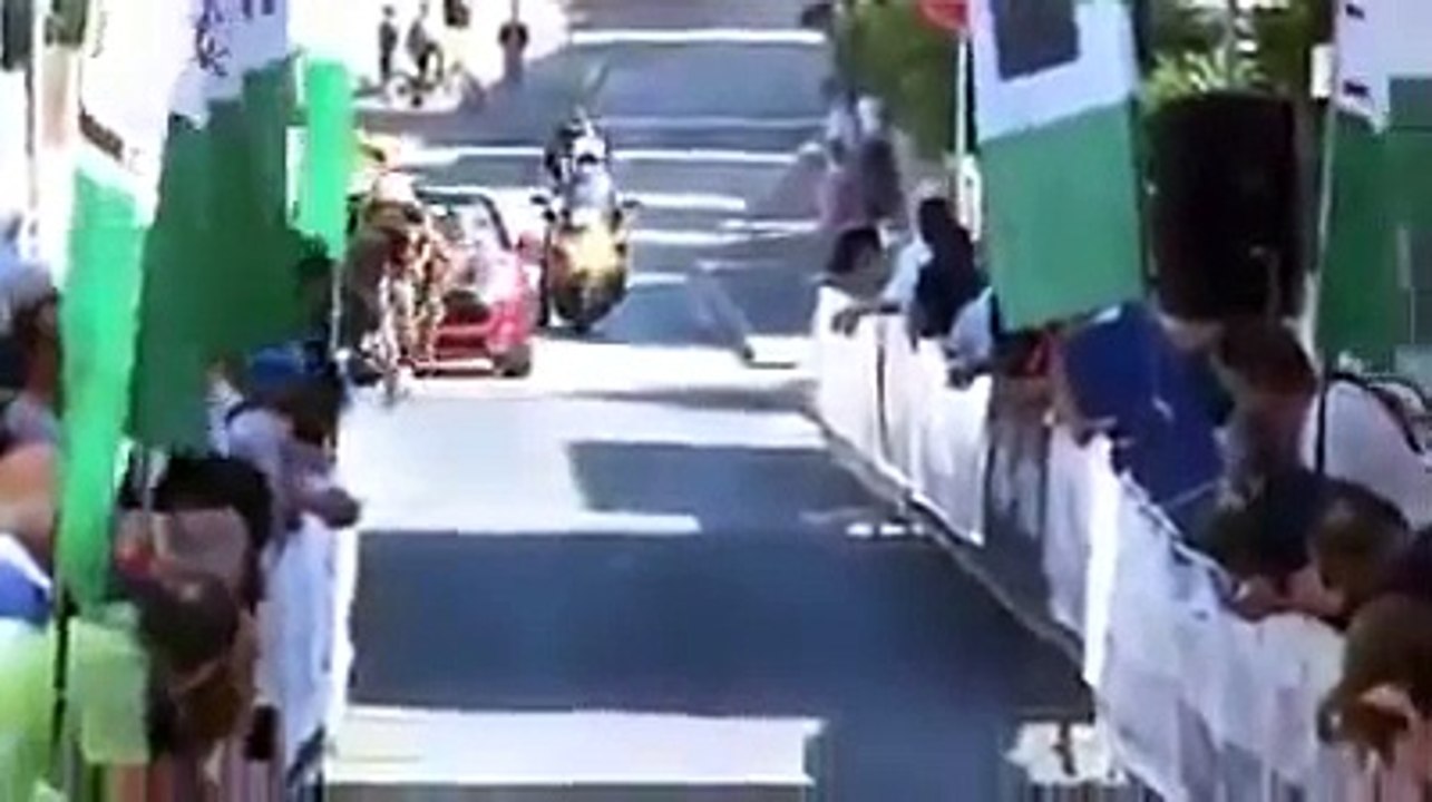 Deux cyclistes au coude à coude à l'arrivée vont chuter lourdement