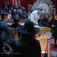 O Anticristo se levanta do caixão e todos ficam perplexos. Isabela corre para abraçar o marido, enquanto Stefano comemora: "Vejam! Ricardo Montana ressuscitou d