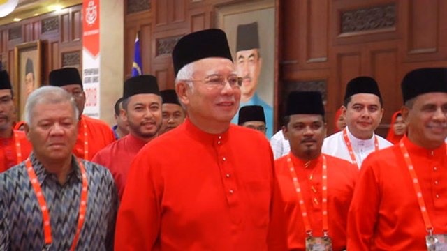 Najib shows up at Umno general assembly