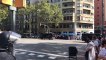 Manifestants canten els Segadors davant els Mossos d'Esquadra