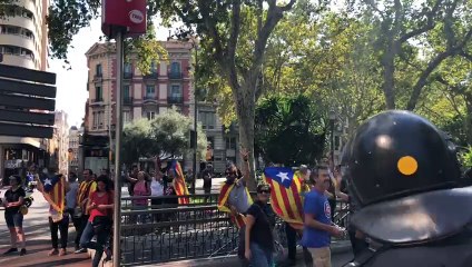 Manifestants acomiaden els ultres amb la cançó de 'Passi-ho bé'