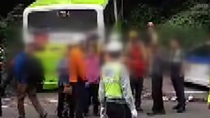 내리막길 달리던 시내버스 도로 옆 바위 충돌...11명 다쳐 / YTN