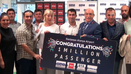 Havalimanında '1 milyonuncu yolcuya' çiçekli karşılama - ANTALYA