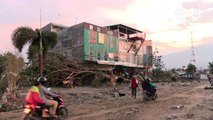 مئات القتلى في زلزال إندونيسيا والتسونامي الناجم عنه