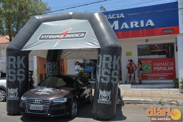 Famoso fisiculturista visita Cajazeiras e na Farmácia Santa Maria movimenta centro comercial