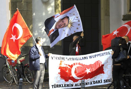 Alman Polisinden Köln Merkez Camii'nin Açılış Töreni Öncesi Türkçe ve Kürtçe Mesaj: İtişip Kakışmayın