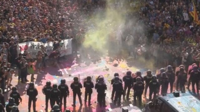 Los Mossos cargan contra independentistas que les lanzaron polvos de colores