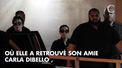 PHOTOS. Quand Kim Kardashian porte un manteau imprimé... de dollars