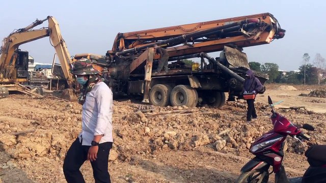heavy equipment getting stuck, truck stuck in mud, Truck mudding gone wrong