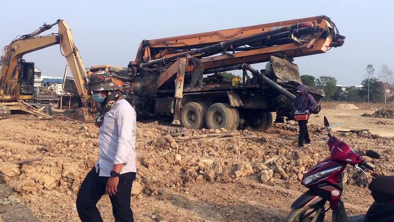 heavy equipment getting stuck, truck stuck in mud, Truck mudding gone wrong